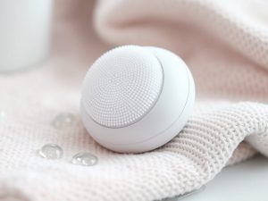 Kiedy lepiej sprawdzi się szczoteczka soniczna do twarzy, a kiedy warto?