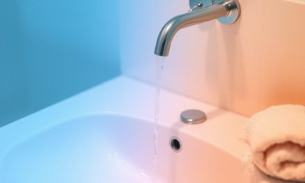 Temperatura wody do mycia twarzy: jak działa, dla kogo i jak używać